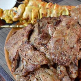 Békési marinierter Schweinshals, mit Senf